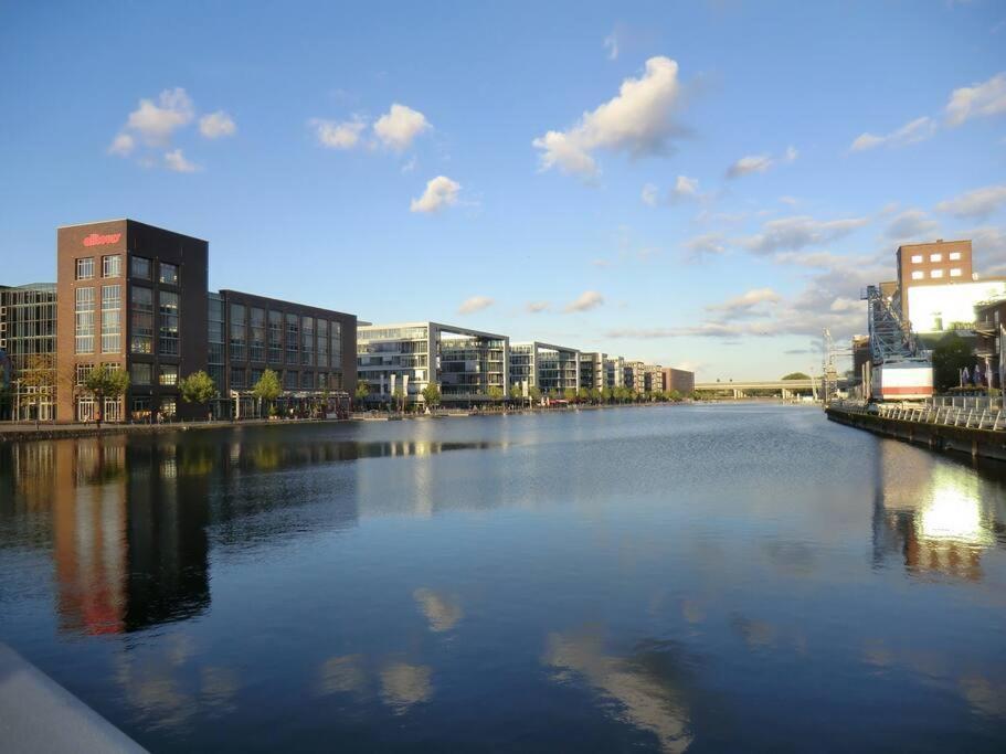 - 3-bedroom Luxury: Central & Spacious In & Big Tv And Kitchen - Appartement