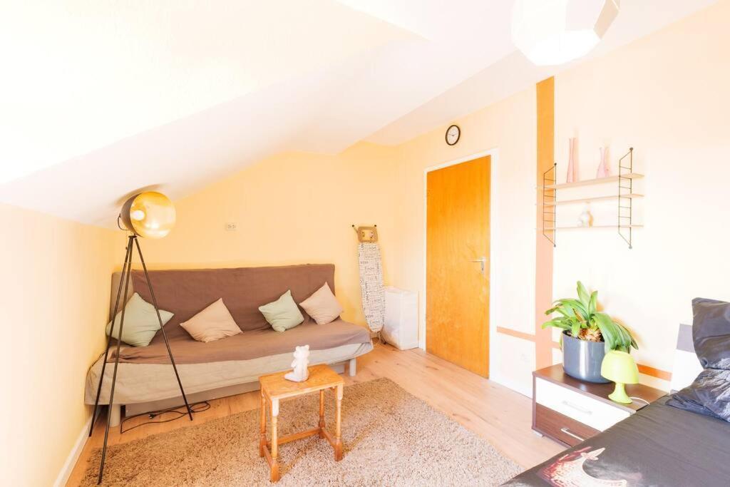 - 3-bedroom Luxury: Central & Spacious In & Big Tv And Kitchen - *