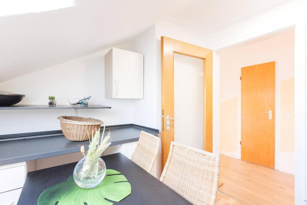 - 3-bedroom Luxury: Central & Spacious In & Big Tv And Kitchen - Appartement Duisburg