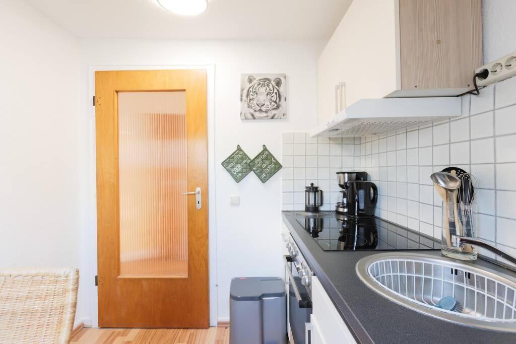 - 3-bedroom Luxury: Central & Spacious In & Big Tv And Kitchen - Appartement Duisburg