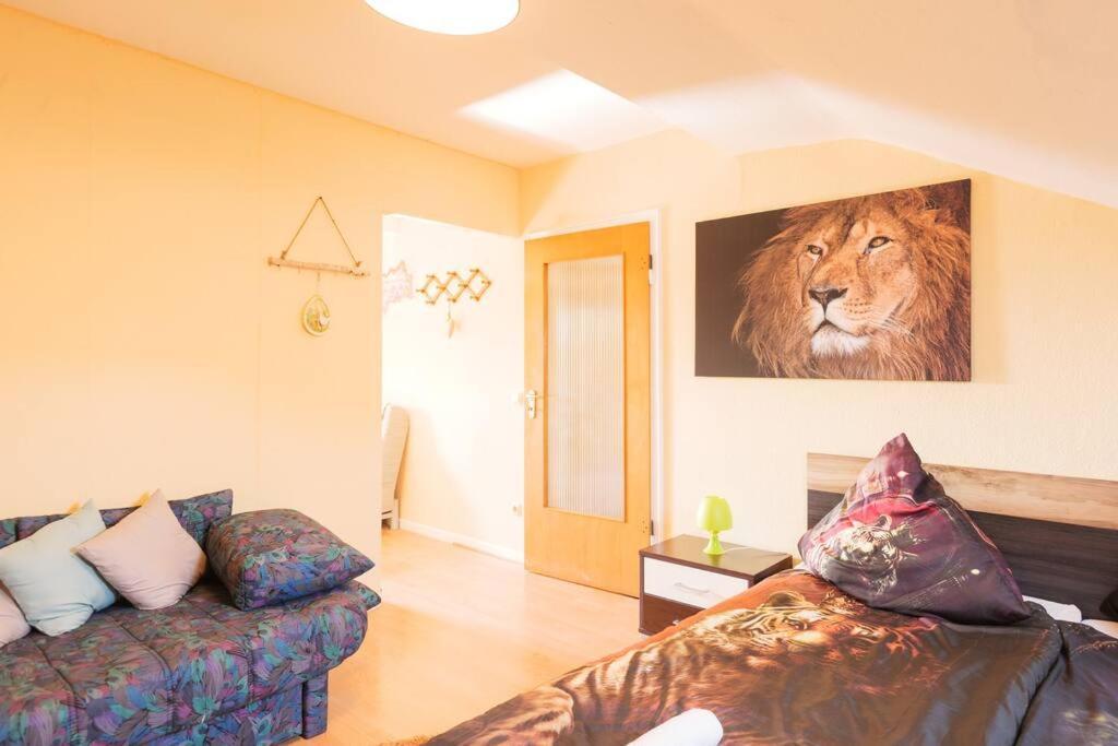 Appartement - 3-bedroom Luxury: Central & Spacious In & Big Tv And Kitchen - Duisburg