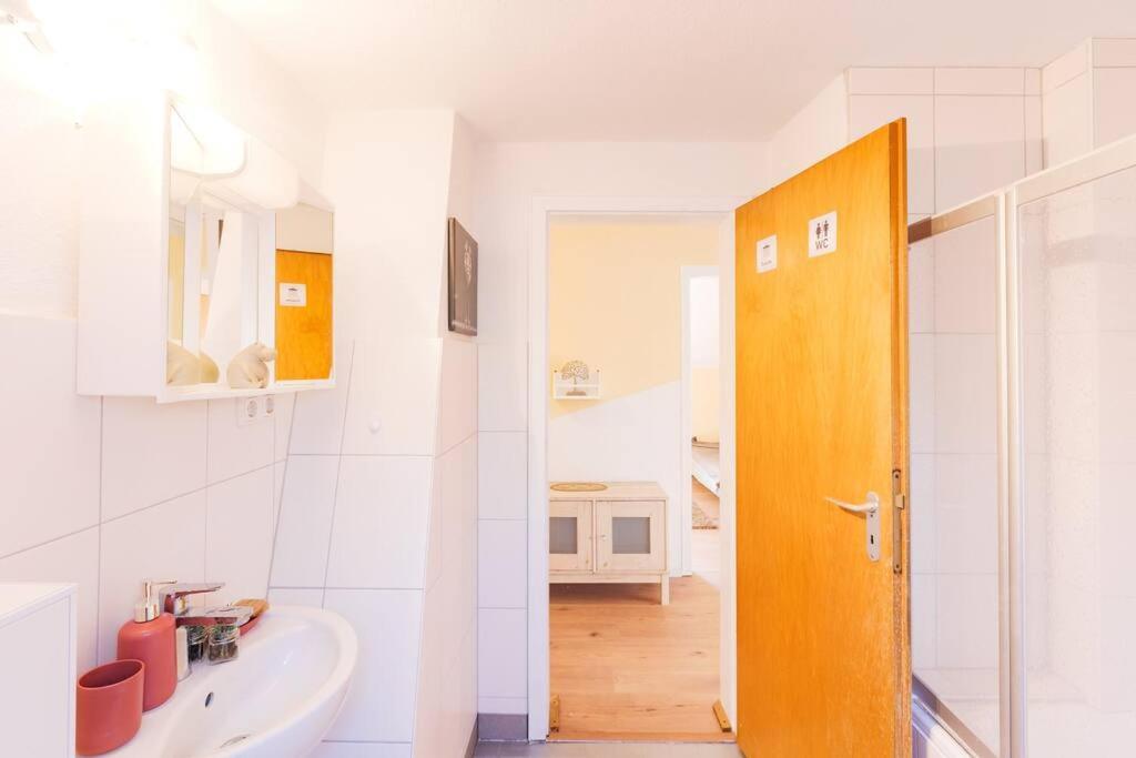 - 3-bedroom Luxury: Central & Spacious In & Big Tv And Kitchen - * Duisburg