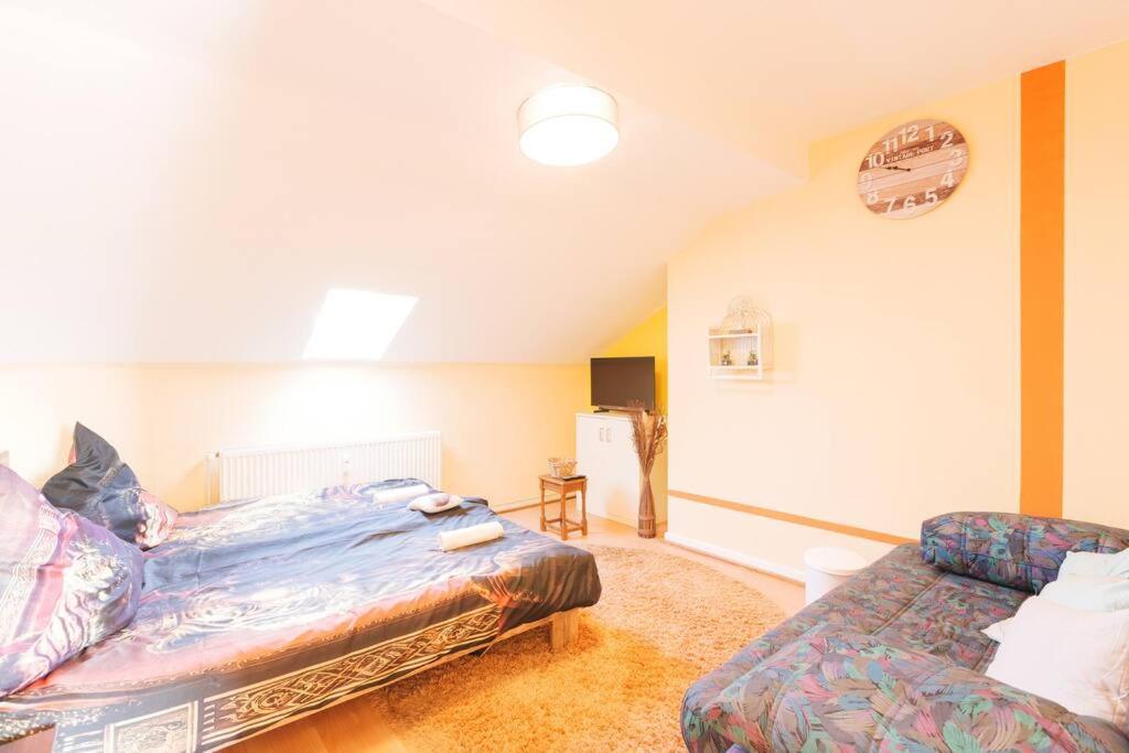 - 3-bedroom Luxury: Central & Spacious In & Big Tv And Kitchen - * Duisburg