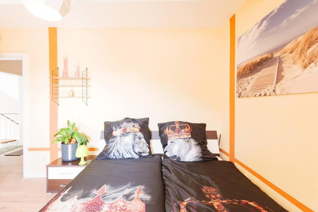 - 3-bedroom Luxury: Central & Spacious In & Big Tv And Kitchen - Appartement Duisburg