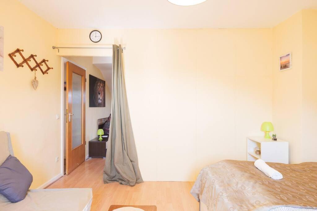 Appartement - 3-bedroom Luxury: Central & Spacious In & Big Tv And Kitchen - Duisburg